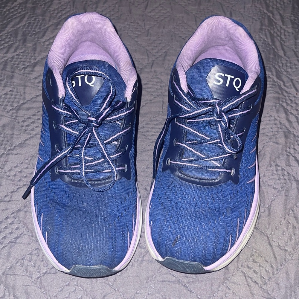 STQ tennis shoes